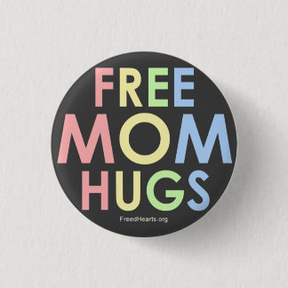 Freie Mama umarmt Knopf! Button