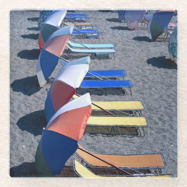 Freie Stühle auf Strand Glasuntersetzer (Vorderseite)