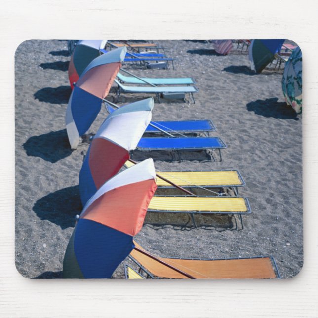 Freie Stühle auf Strand Mousepad (Vorne)