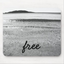 Freier Sandstrand in Schwarz und Weiß Mousepad