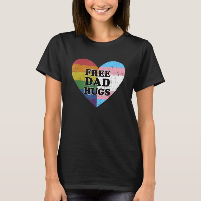 Freier Vater umarmt mit Regenbogen und Transgender T-Shirt (Vorderseite)