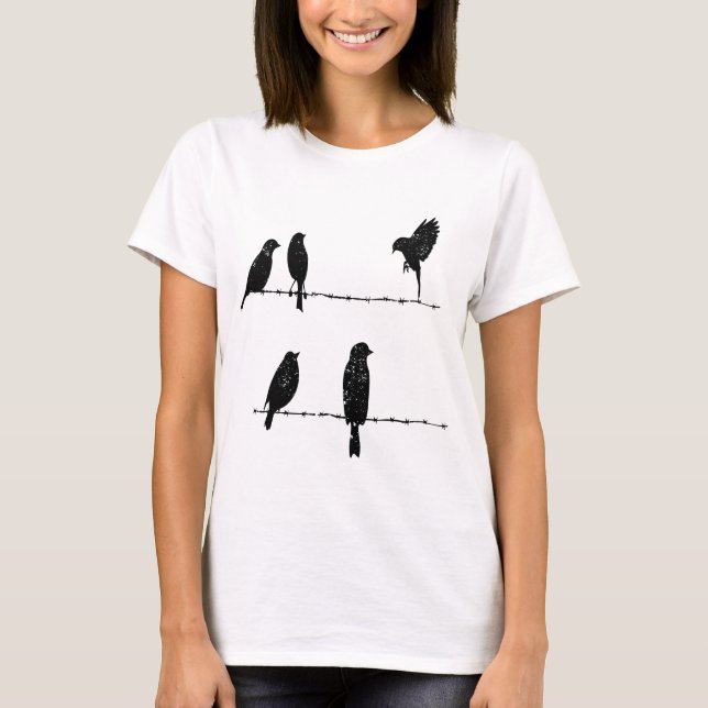 Freiheit im Flug: Vögel, die aus Stacheldraht schi T-Shirt (Vorderseite)