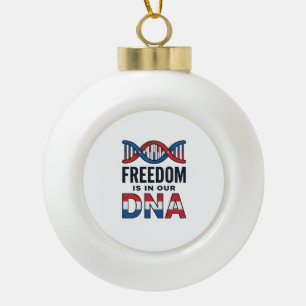 Freiheit ist in unserer DNA Patriotic Vector-Shirt Keramik Kugel-Ornament
