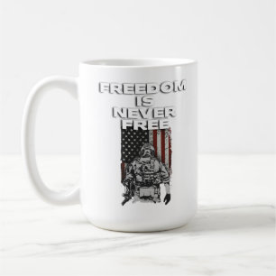 Freiheit ist nie frei mit einem Bild eines Soldate Kaffeetasse