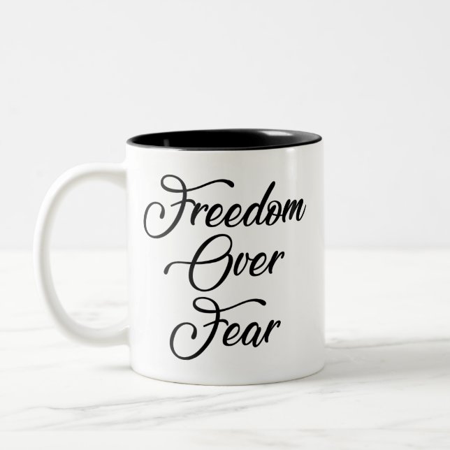 Freiheit über Angst Zweifarbige Tasse (Links)