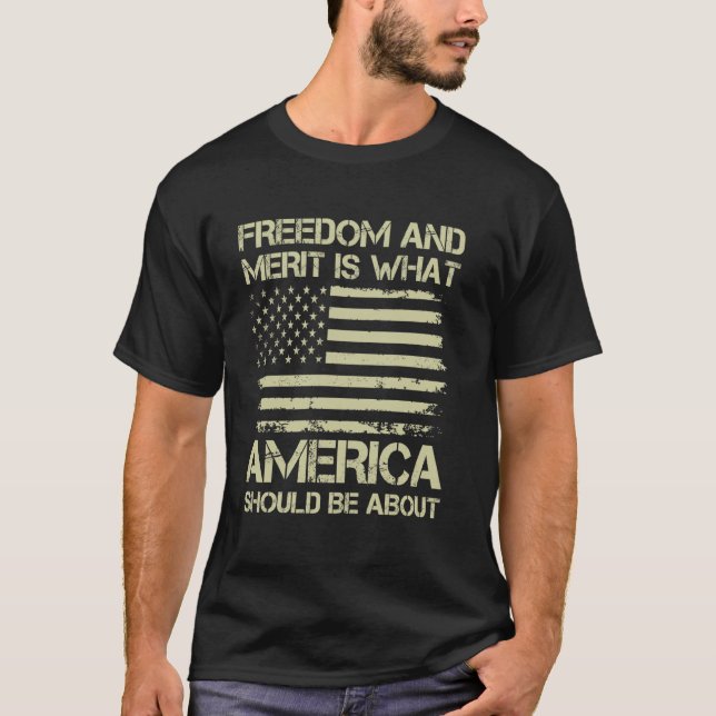 Freiheit und Verdienst sollten Amerika sein T-Shirt (Vorderseite)