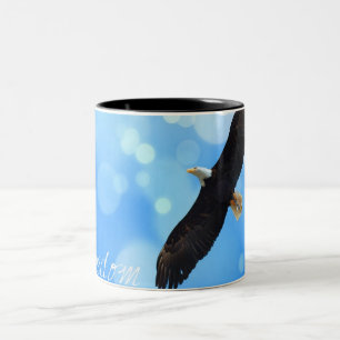 Freiheitsadlerfliegen im Himmel Zweifarbige Tasse