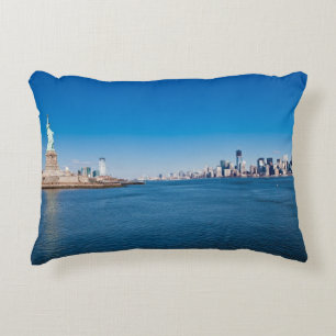 Freiheitsstatue, den Hudson und Manhattan Dekokissen