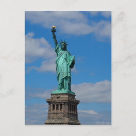 Freiheitsstatue gegen einen blauen Himmel Postkarte