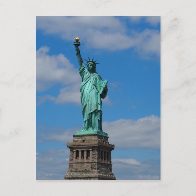 Freiheitsstatue gegen einen blauen Himmel Postkarte (Vorderseite)