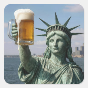 Freiheitsstatue hält Bierkrug hoch Quadratischer Aufkleber