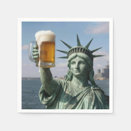 Freiheitsstatue hält Bierkrug hoch Serviette