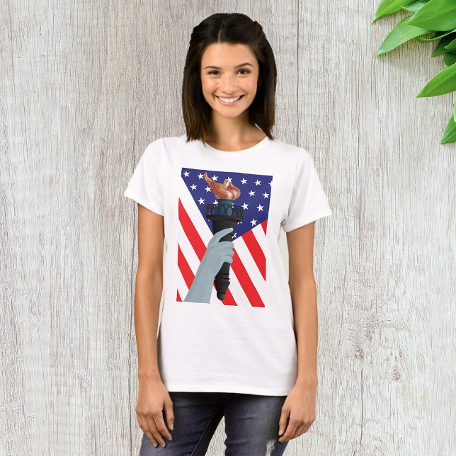 Freiheitsstatue mit amerikanischer Flagge T-Shirt (Von Creator hochgeladen)
