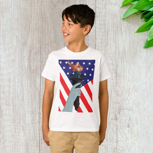 Freiheitsstatue mit amerikanischer Flagge T-Shirt (Von Creator hochgeladen)