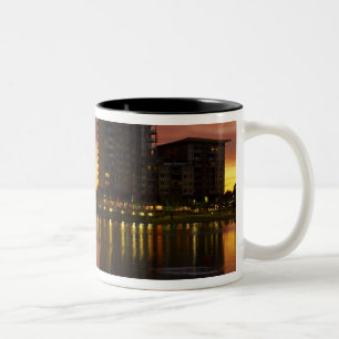 Freizeitlagune und Apartments bei Sonnenuntergang Zweifarbige Tasse