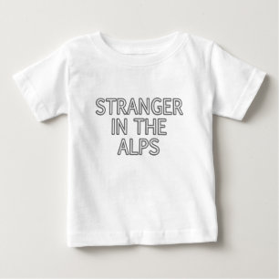 Fremde in den Alpen Lustiges T-Shirt
