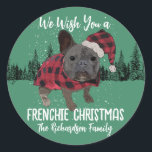 French Bulldog Christmas Personalisiert Dog French Runder Aufkleber<br><div class="desc">Wir wünschen Ihnen ein französisches Weihnachtsfest! Personalisieren Sie es, indem Sie den Familiennamen auf jedem Kissen ändern. Dieses lustige französische Bulldog-Zitat ist das perfekte Geschenk und die perfekte Urlaubsstimmung für die Weihnachtszeit. Es verfügt über einen dunkelblauen Franzosen, der eine Weihnachtsmannmütze aus schwarzem und rotem Karo trägt, sowie eine Jacke mit...</div>