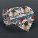French Bulldog Winter Wonderland Christmas Joy Krawatte<br><div class="desc">Dieses festliche Design spiegelt den fröhlichen Geist der Urlaubssaison wider und besticht durch ein hübsches Jungtier mit einer Weihnachtsmannmütze. Der Hund ist eingebettet in ein winterliches Wunderland, mit einem Schneemann, einem dekorierten Weihnachtsbaum und wunderschön verpackten Geschenken. Schneeflocken fallen sanft ab und geben der Szene eine magische Touch, während die lebhaften...</div>