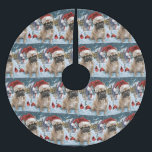 French Bulldog Winter Wonderland Christmas Joy Polyester Weihnachtsbaumdecke<br><div class="desc">Dieses festliche Design spiegelt den fröhlichen Geist der Urlaubssaison wider und besticht durch ein hübsches Jungtier mit einer Weihnachtsmannmütze. Der Hund ist eingebettet in ein winterliches Wunderland, mit einem Schneemann, einem dekorierten Weihnachtsbaum und wunderschön verpackten Geschenken. Schneeflocken fallen sanft ab und geben der Szene eine magische Touch, während die lebhaften...</div>