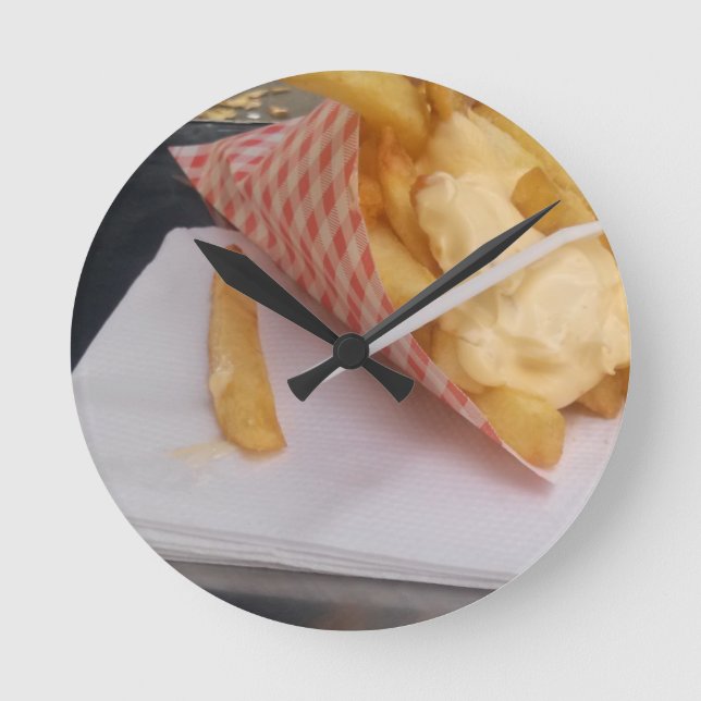 French Fries with mayonnaise Runde Wanduhr (Vorderseite)