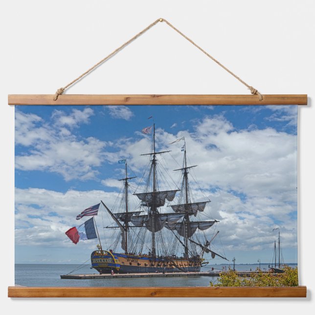 French Tall Ship Hermione in Yorktown Wandteppich Mit Holzrahmen (Vorne)