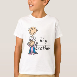 Frère avec des T-shirts et des cadeaux de soeur de