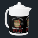 Fresh Apple Basket Teapot<br><div class="desc">🥇 ORIGINAL COPYRIGHT ART DESIGN VON Donna Siegrist NUR AUF ZAZZLE VERFÜGBAR! Rustikaler Bauernhof Teekanne. Farm Fresh Apple - auf einem schwarzen Hintergrund für Sie bereit zu personalisieren. Dieser Teekanne kann mit einem Namen und einem Testdatum personalisiert werden. Macht ein wunderbares Hauswärmespiele, ein Weihnachtsgeschenk, etc.. ✔ HINWEIS: NUR ÄNDERN DIE...</div>