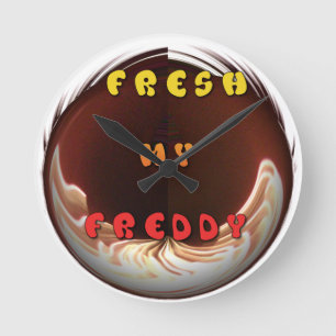 Fresh My Freddy Art Print Runde Wanduhr