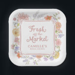 Fresh off Market Hand Drawn Brautparty Pappteller<br><div class="desc">Mit diesen Fresh off the Market Brautparty Papier Tellern mit Vintagen Blumenbildern und skurrilen Doodle Details. Diese personalisierten Teller sind perfekt für rustikale Brautpartys, Gartenmärkte oder Bauern geeignet und verleihen Ihrem Brunch oder Ihrer Outdoor-Feier einen besonderen Charme. Woll, um Ihr Thema perfekt zu erfüllen? Sie können Text, Rahmen und Hintergrundfarbe...</div>