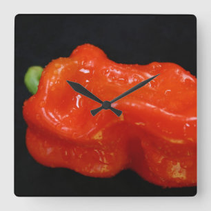 Fresh Red Bell Pepper Quadratische Wanduhr