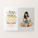 Freude an der Welt ist der Herr gekommen. Weihnach<br><div class="desc">Religiöses Weihnachts-Foto-Puzzle "Joy to the world the Lord has come" in grün-gelb-roten Farben für Winterurlaub.</div>