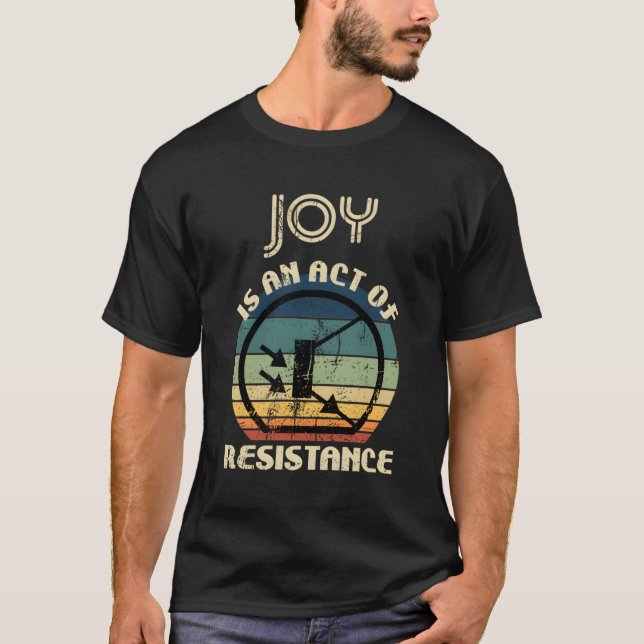 Freude ist ein Akt des Widerstands T-Shirt (Vorderseite)