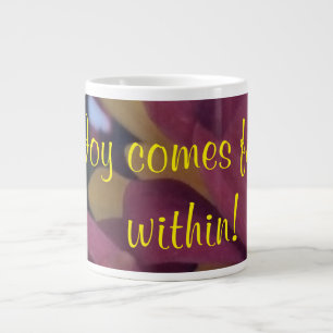 Freude kommt aus Jumbo-Tasse