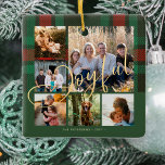 Freudendes Drehbuch Familie Foto Collage kariert W Keramikornament<br><div class="desc">Eleganter,  roter Waldgrün karierter Tartan mit Imitaten goldgelben Skript-Sake-Baum-Ornament personalisiert mit sechs familiären Fotos und Namen.</div>