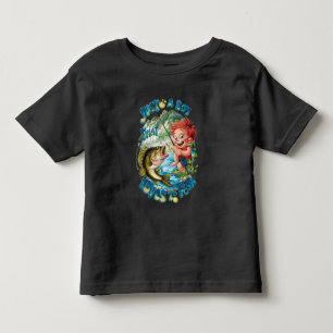 Freudlicher Junge, der in einer Fange reist Kleinkind T-shirt