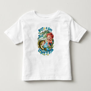 Freudlicher Junge, der in einer Fange reist Kleinkind T-shirt