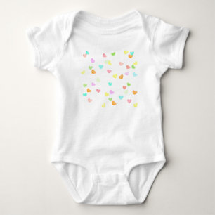 Freuen Sie sich auf bunte niedliche Herzen Baby Strampler