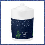 Freuen Sie sich auf die Winterlandschaft des blaue<br><div class="desc">Die schöne blaue Nachtszene mit Sternen und grünem Baum begleitet den Skripttext "Comfort and Joy" - Set auf blau/silber glitzerndem Hintergrund. Personalisieren Sie den Text,  wenn Sie möchten.</div>