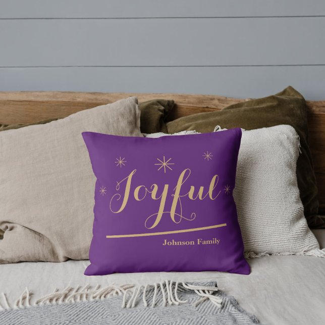 Freuen Sie sich auf Personalisierten Familiennamen Kissen (Celebrate a little Christmas Joy with these cheerful purple gold throw pillows.)