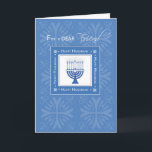 Freund Chanukka wünscht blaues Menorah Feiertagskarte<br><div class="desc">Wünschen Sie einem lieben Freund von Ihrem glückliches Chanukka mit diesem eleganten blauen und weißen menorah. Eine Karte über Feier und Freundschaft. Vervollkommnen Sie für diesen speziellen Feiertag.</div>
