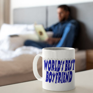 Freund mit blauer Halbtypografie Kaffeetasse