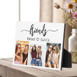 Freunde 3 Foto Freundschaft Collage Keepake Fotoplatte<br><div class="desc">Feiern Sie Ihre Freundschaft mit der Friends 3 Foto Collage Keepake Plaque. Diese lebendige und personalisierte Plaque besticht durch ein stilvolles, hellrosa Design und eine wunderschön gestaltete Collage aus drei hochgeschätzten Fotos. Es ist aus hochwertigen Materialien gefertigt und eignet sich ideal für die Darstellung auf einem Schreibtisch, Regal oder Wand....</div>