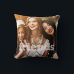 Freunde des benutzerdefinierten Foto Brautparty Ge Kissen<br><div class="desc">Fügen Sie ein benutzerdefiniertes Foto hinzu. Eine große Hochzeit danke Ihnen für. Abrufbar unter: http://www.zazzle.com/store/whitepaperbirch</div>