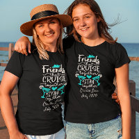 Freunde, die gemeinsam Gruppenreisen Urlaub machen