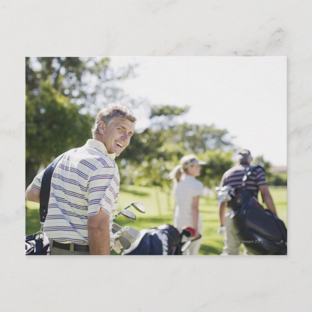 Freunde, die Golftaschen mitführen Postkarte (Vorderseite)