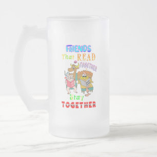 Freunde, die zusammen lesen Bleibe Mattglas Bierglas