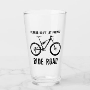 Freunde Lass Freunde auf der Mountainbike-Straße n Glas