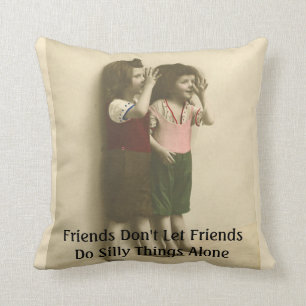 Freunde lassen Freunde nicht allein dumme Dinge tu Kissen