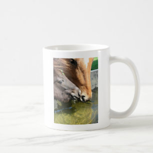 Freunde teilen sich Getränke Kaffeetasse