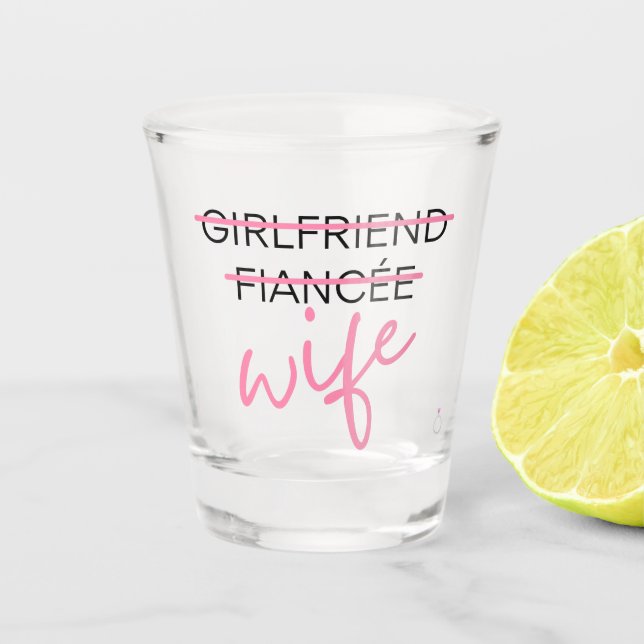 Freundin. Fiancée. Ehefrau Shot Glass Schnapsglas (Vorderseite)